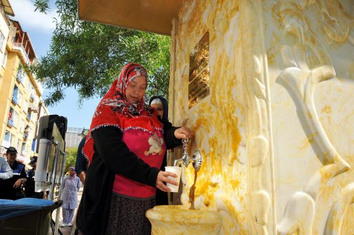 İzmit\'te Bu Çeşmeden Su Yerine Çorba Akıyor