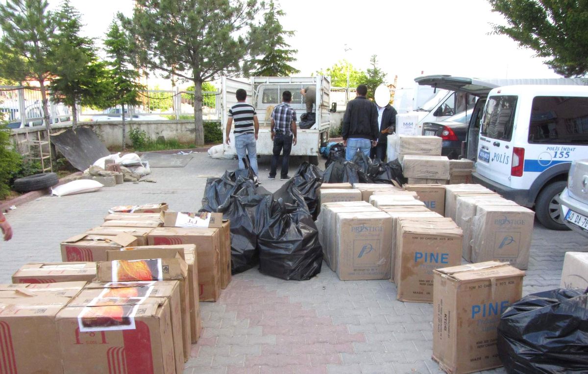 Kaçan Kamyonette 47 Bin 300 Paket Kaçak Sigara Ele Geçirildi