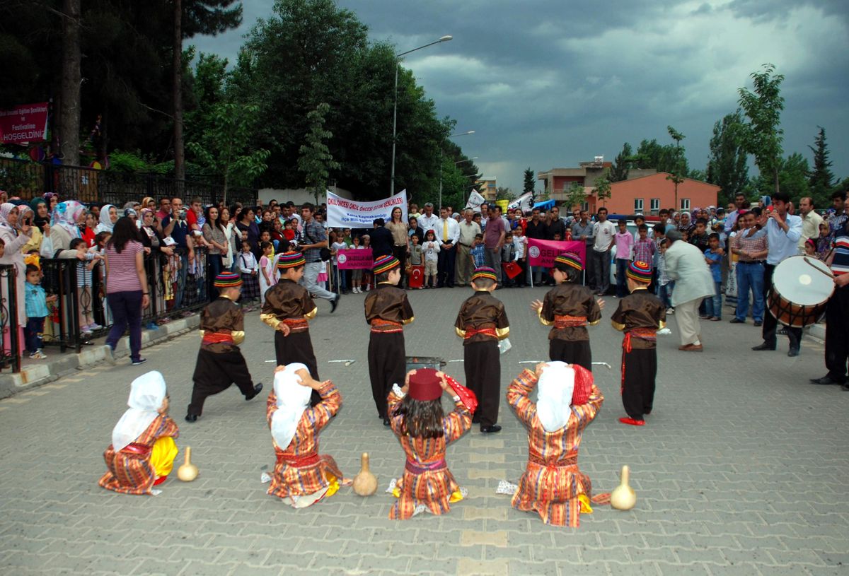 Kahta\'da Şenliğe Yağmur Engeli
