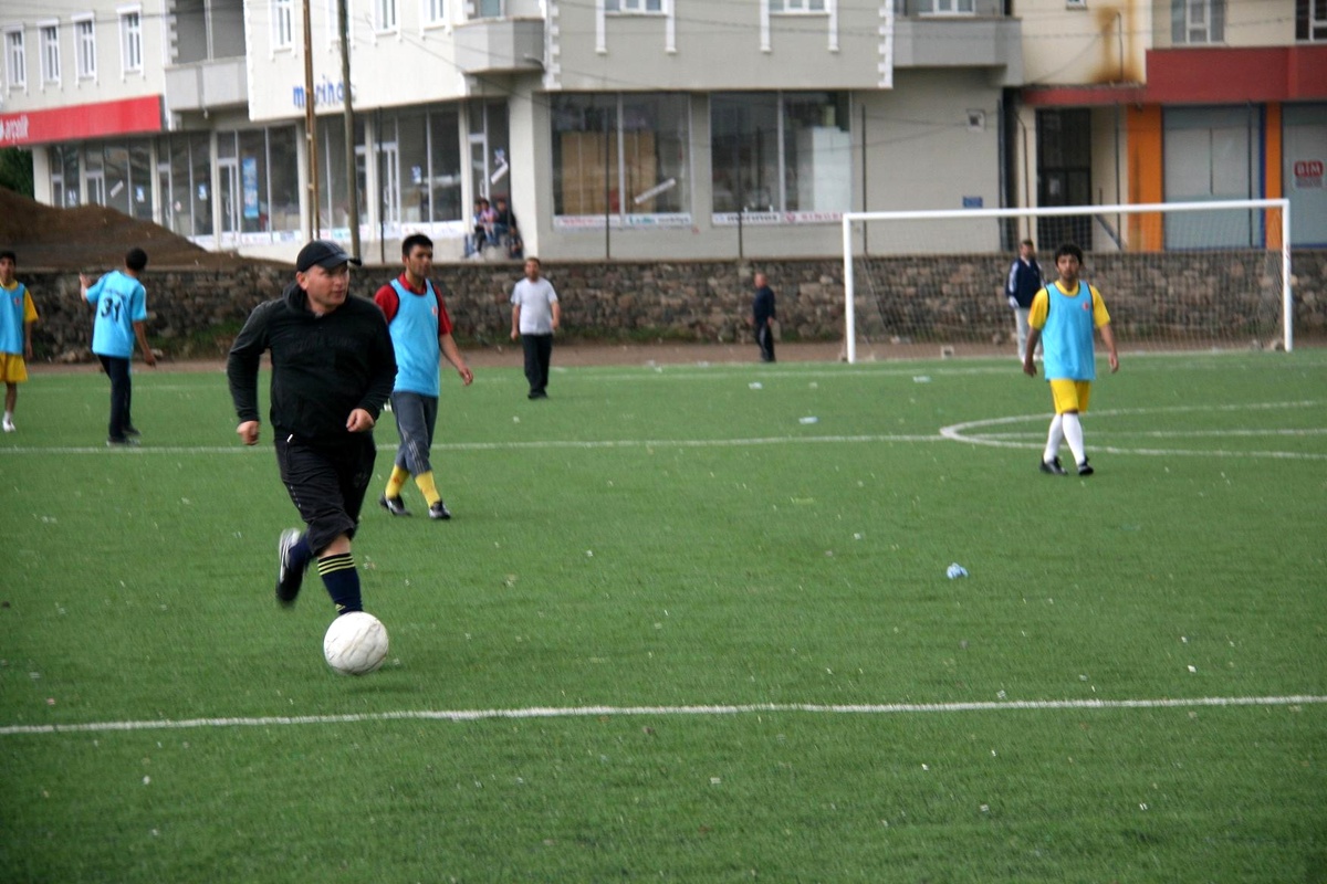 Kaymakam ve Kurum Amirleri ile Öğrencilerin Dostluk Maçı