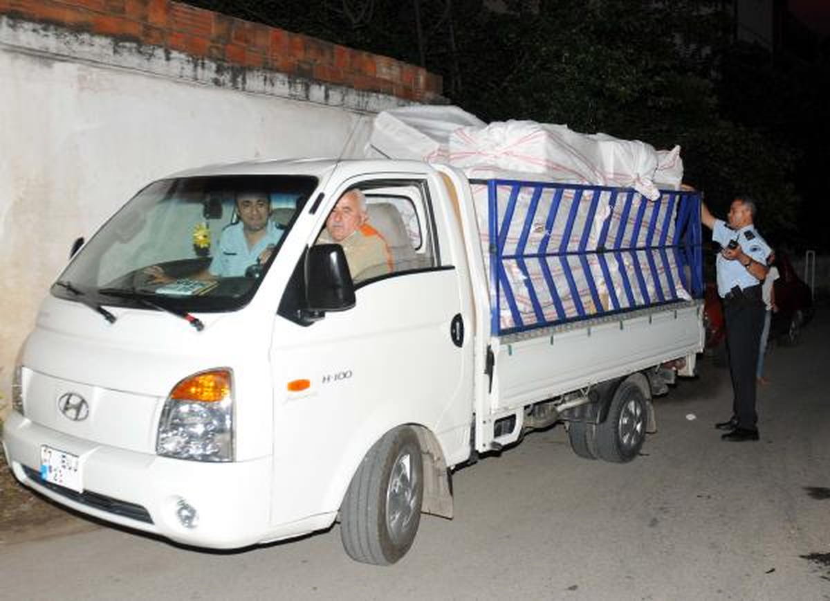 Kovalamaca Sonucu Durdurulan Kamyonetten Kaçak Sigara Çıktı