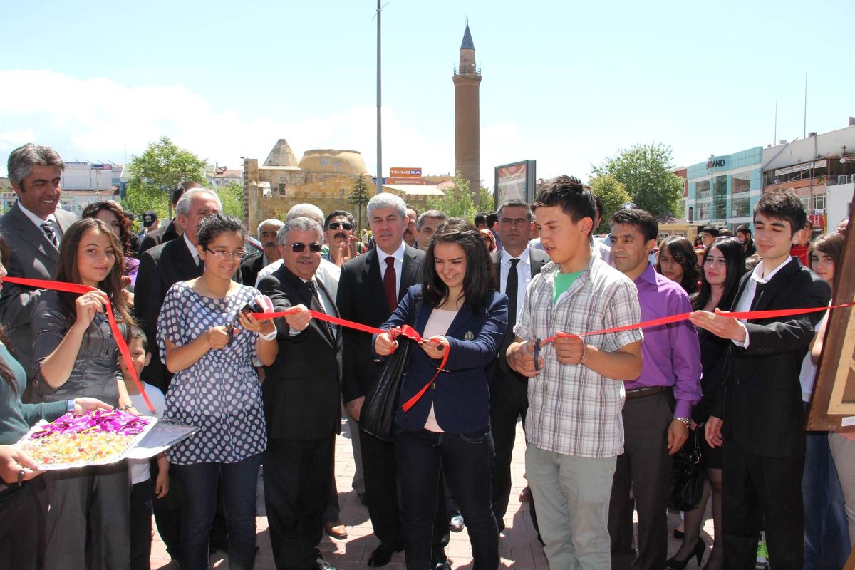 Liseli Öğrencilerden Resim Sergisi