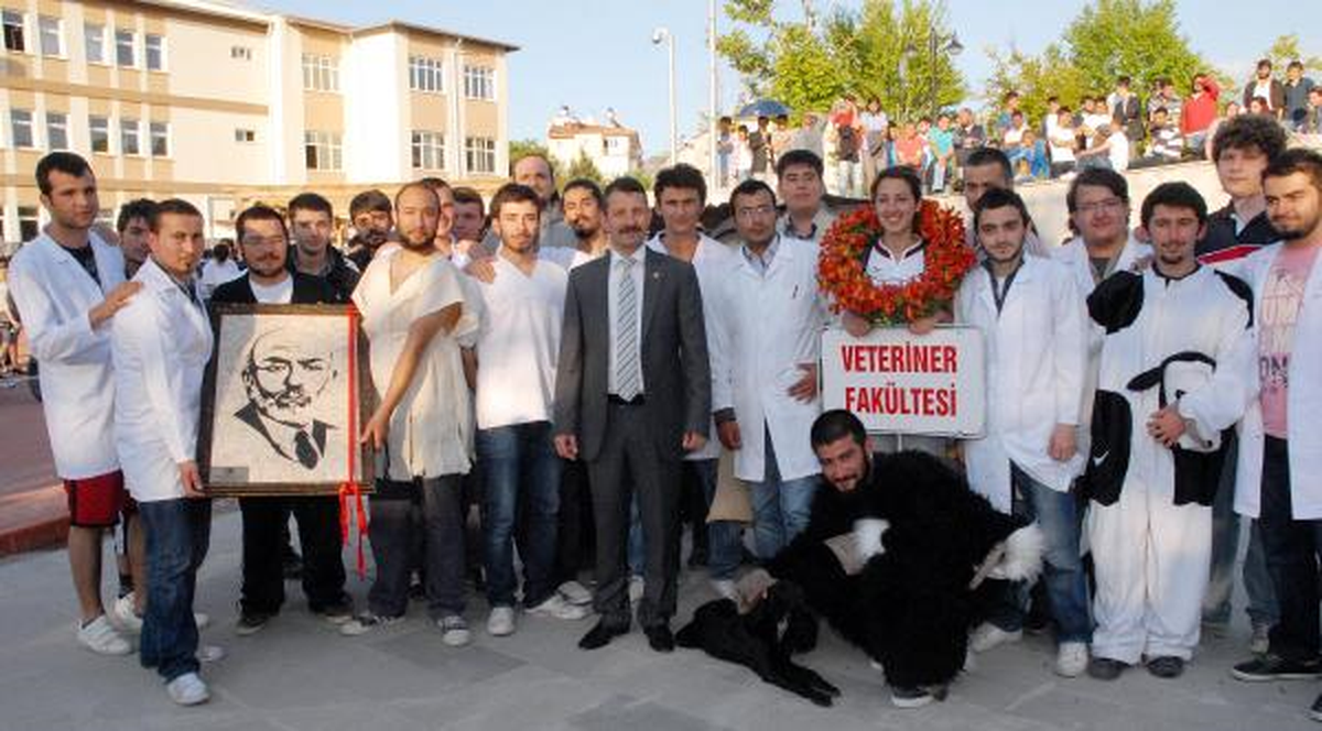 Mehmet Akif Ersoy Üniversitesi\'nde Renkli Kutlama