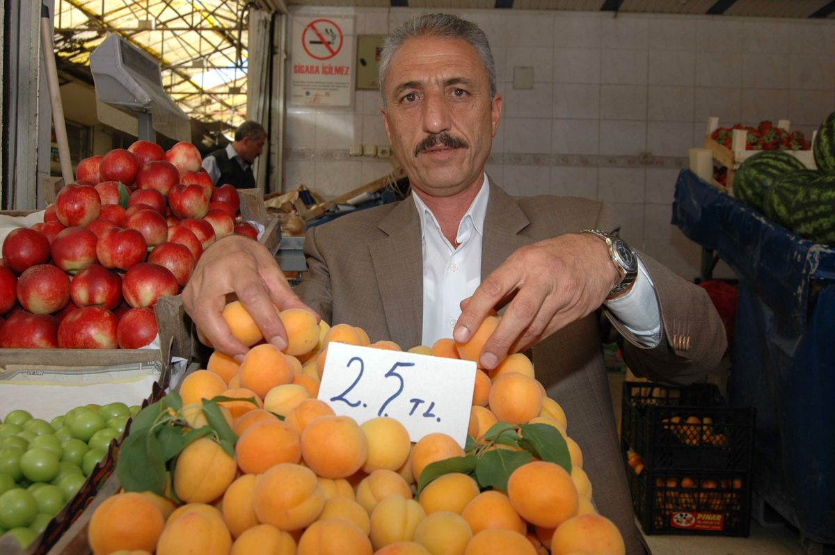 Mersin\'de 30 Kuruş Olan Kayısı, Malatya\'da 2.5 TL\'den Satılıyor
