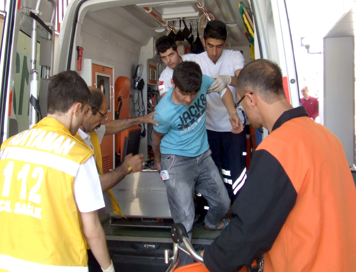 Motosiklet ile Otomobil Çarpıştı: 1 Yaralı