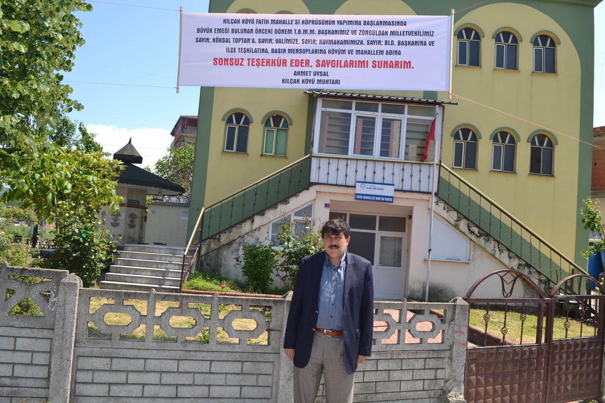 Muhtardan Siyasilere Afişli Teşekkür