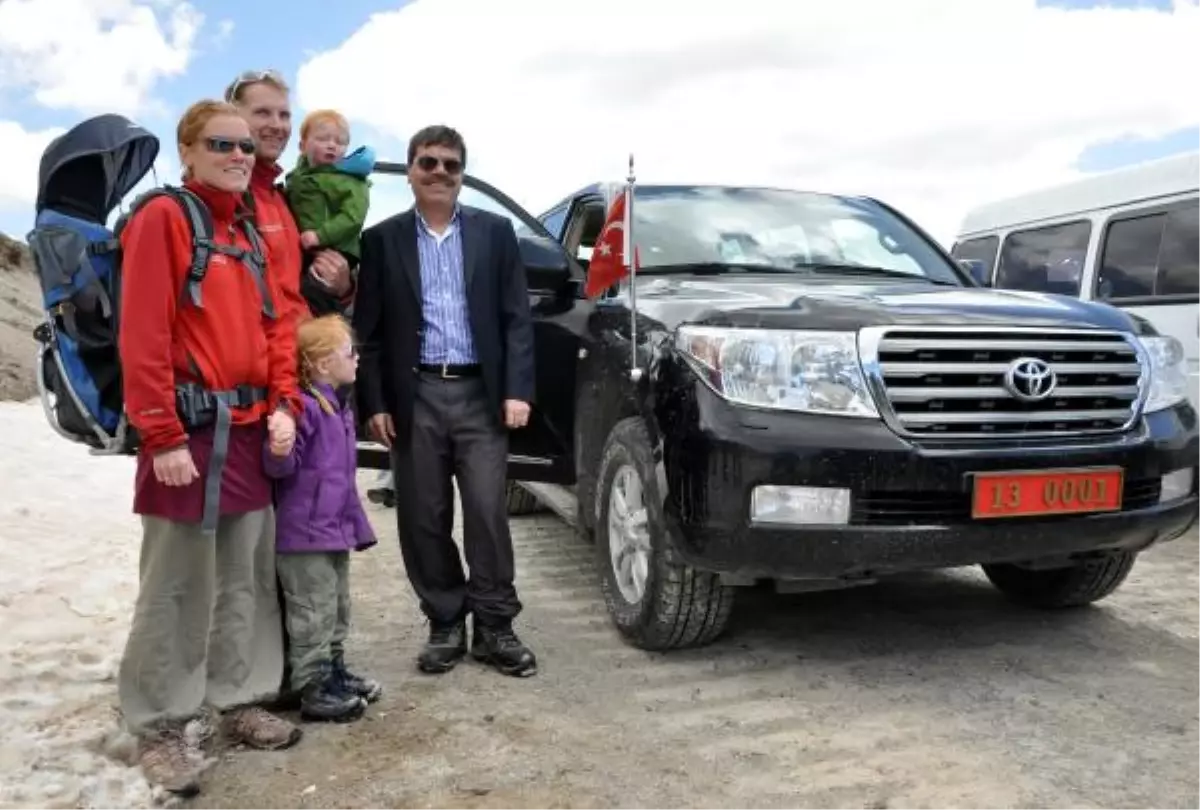 Nemrut Krater Gölün\'un İlk Ziyaretçileri Hollandalı Turistler Oldu