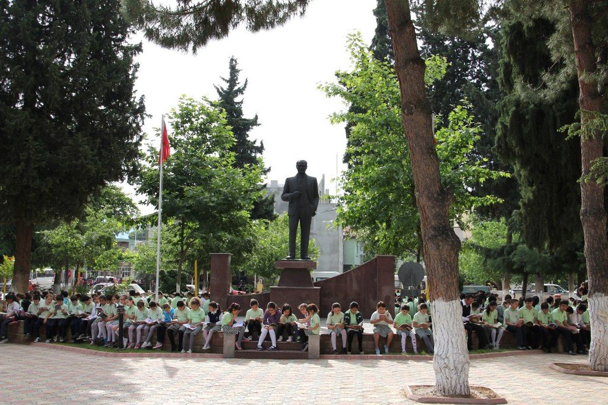 Öğrenciler Açık Havada Kitap Okudular