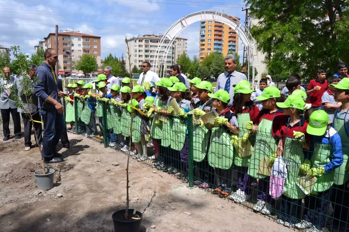 Öğrenciler Meyve Bahçesi Açılışı Yaptı