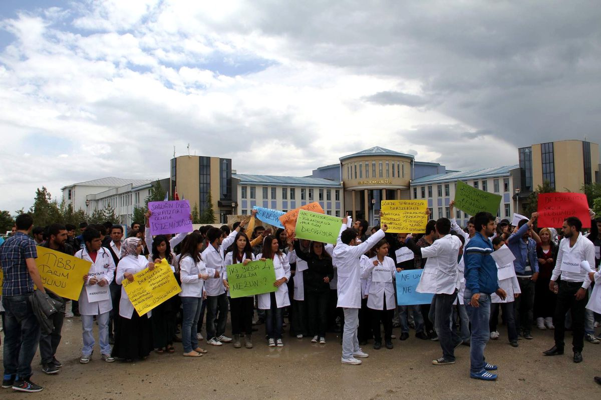 Öğrencilerden \'Yök\' Protestosu