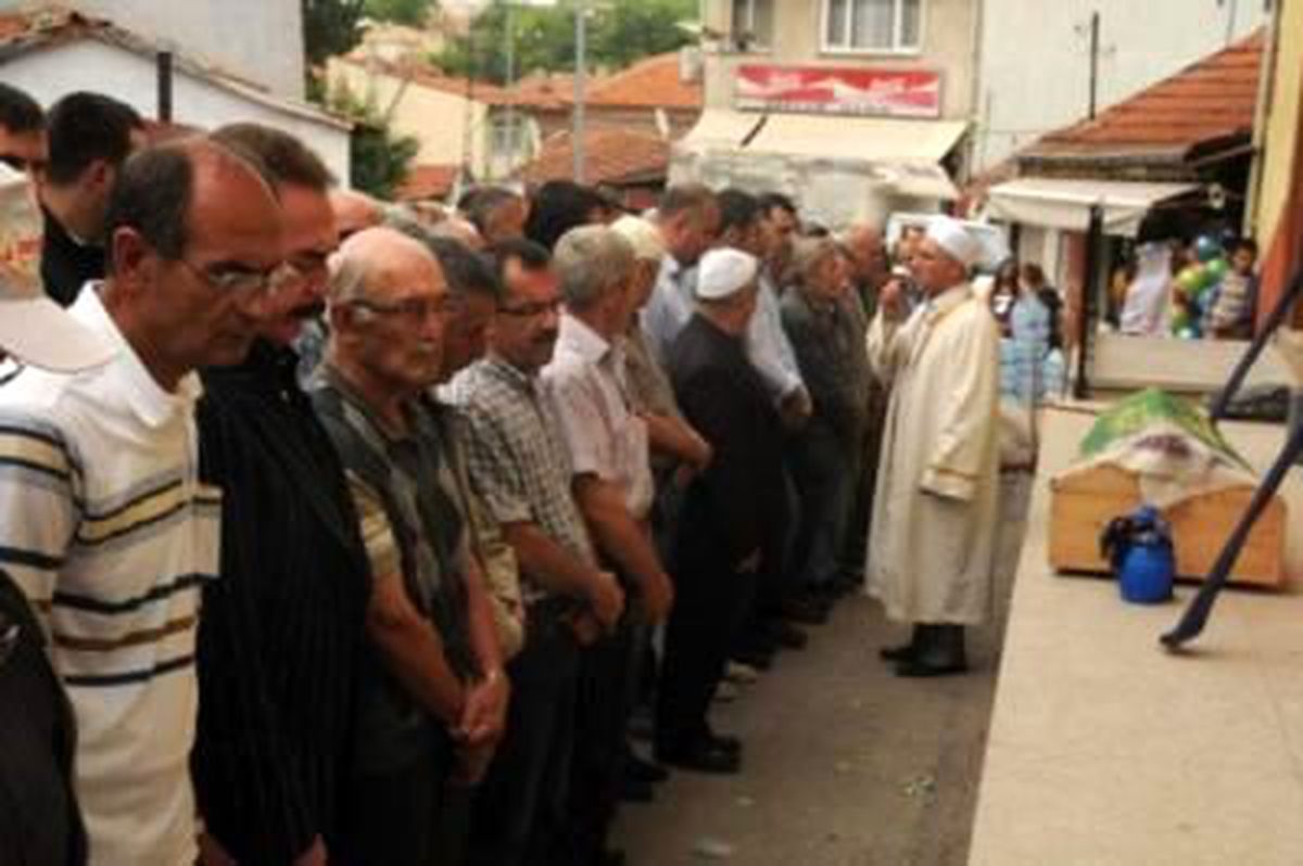 Orhan Gencabay, Edirne\'de Yengesinin Cenazesine Katıldı