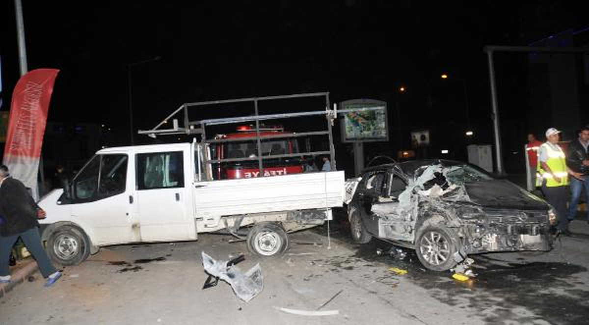 Otomobil Park Halindeki Kamyonete Çarptı: 1 Ölü, 1 Yaralı