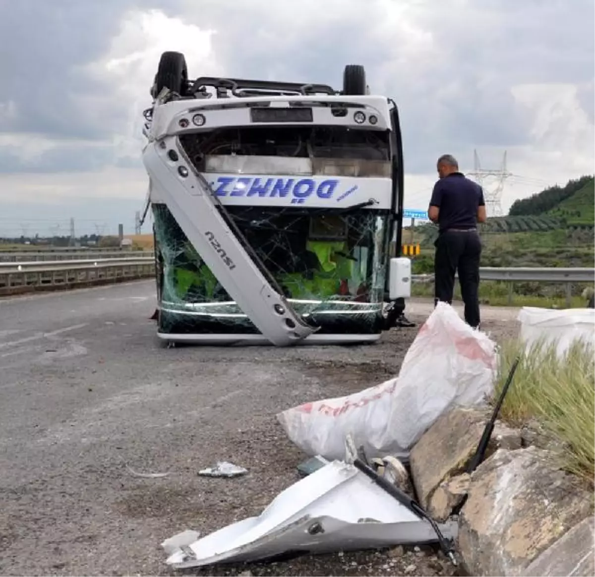 Otomobile Çarpan Minibüs Ters Döndü