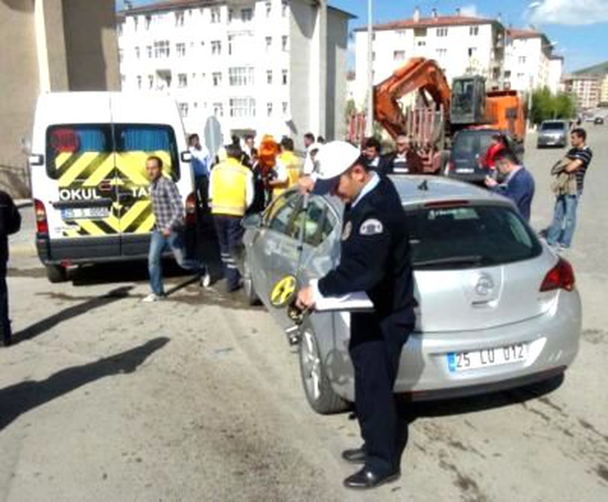 Otomobille, Öğrenci Servisi Çarpıştı: 8 Yaralı