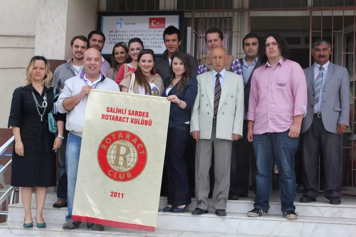 Rotaractlar Atatürk Büstü Yaptırdı
