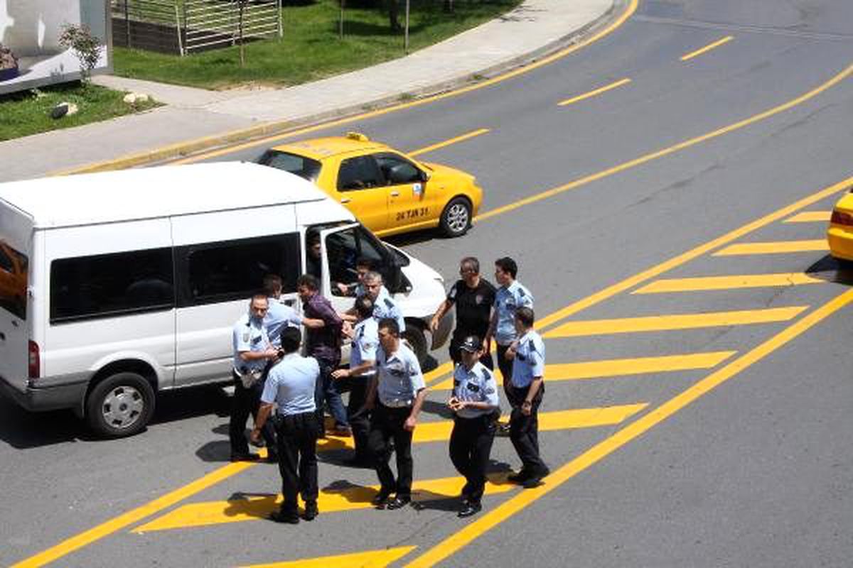 Saldırganlar Polisi Hastanelik Etti