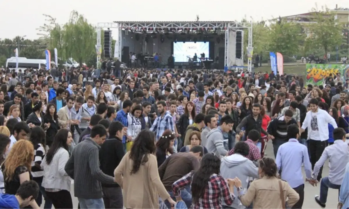 SAÜ\'de Muhteşem Şenlik