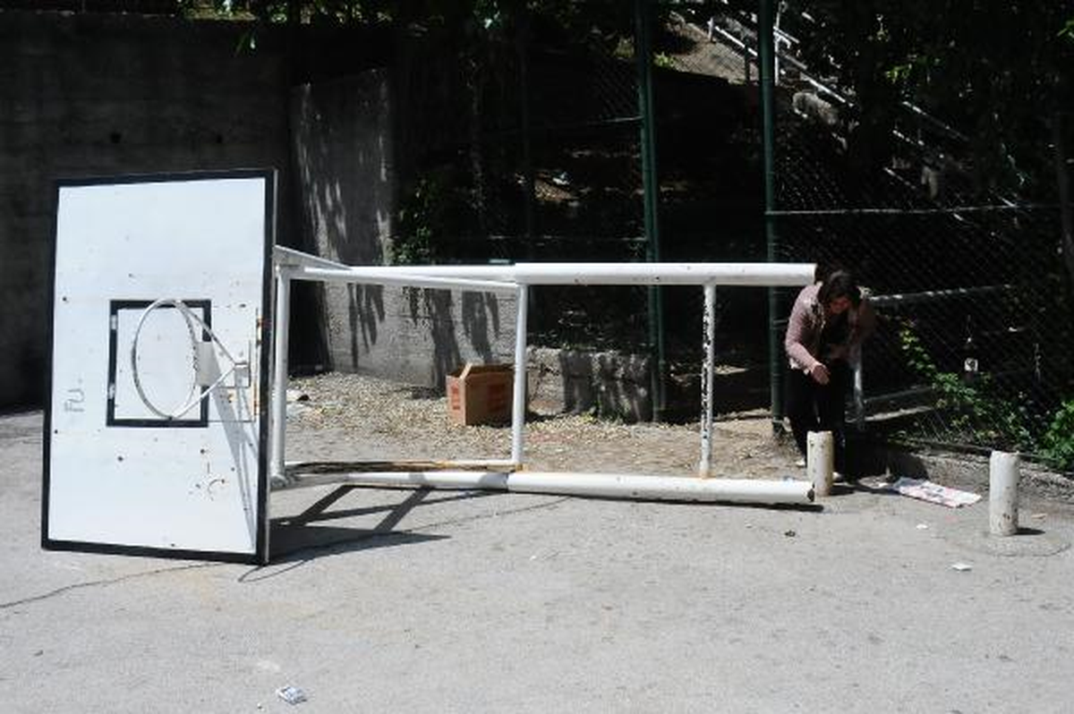 Smaç Yaptığı Basketbol Potası Üzerine Devrildi