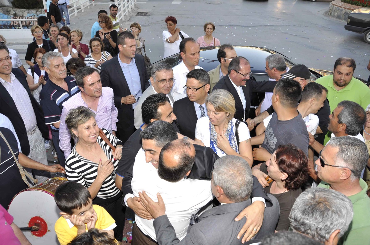 Tahliye Edilen Kuşadası Belediye Başkan Yardımcısına Miting Gibi Karşılama