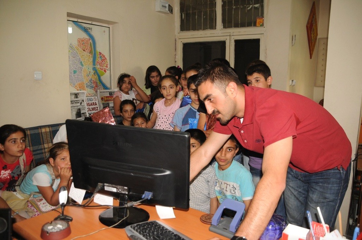 Tegv\'li Öğrencilerden Yerel Gazeteye Ziyaret