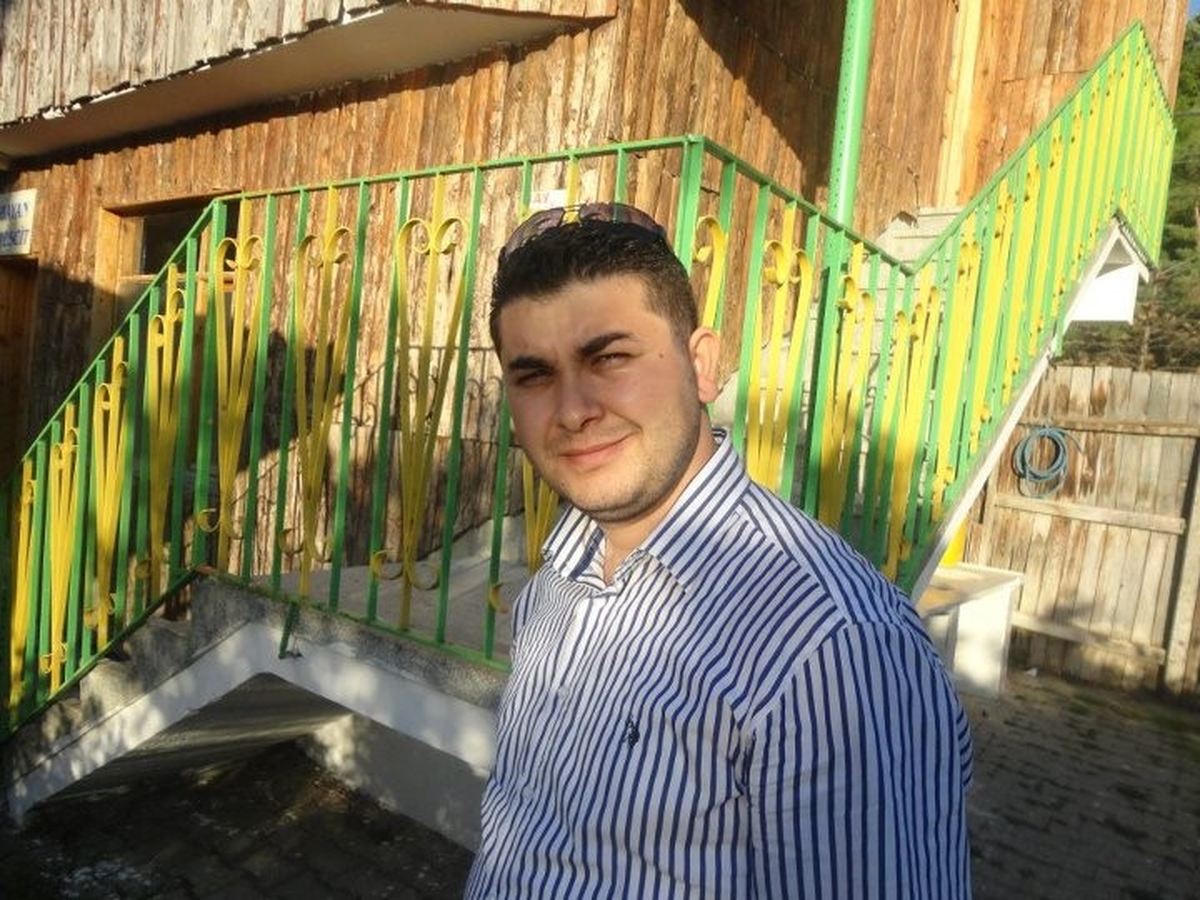Trabzon\'da Eski Bir Gazeteci Aracının İçinde Ölü Bulundu