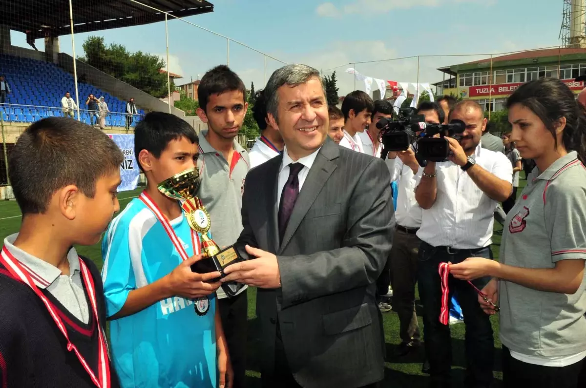 Tuzla\'da Başarılı Sporcular Ödüllendirildi