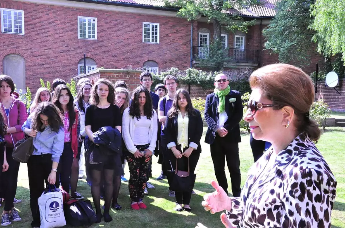 Üsküdar Amerıkan Koleji Korosu Büyükelçiliği Ziyaret Etti