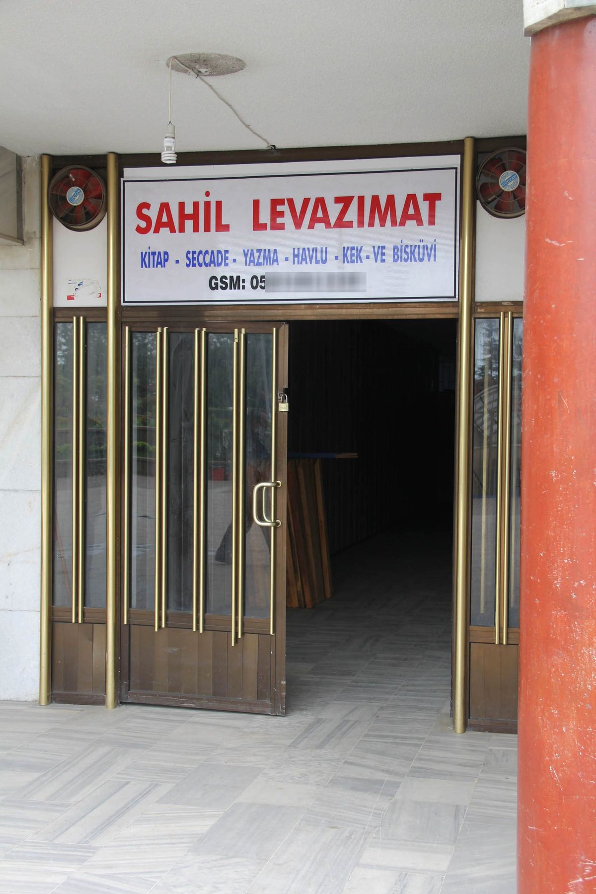 Üstte İbadet Altta Ticaret