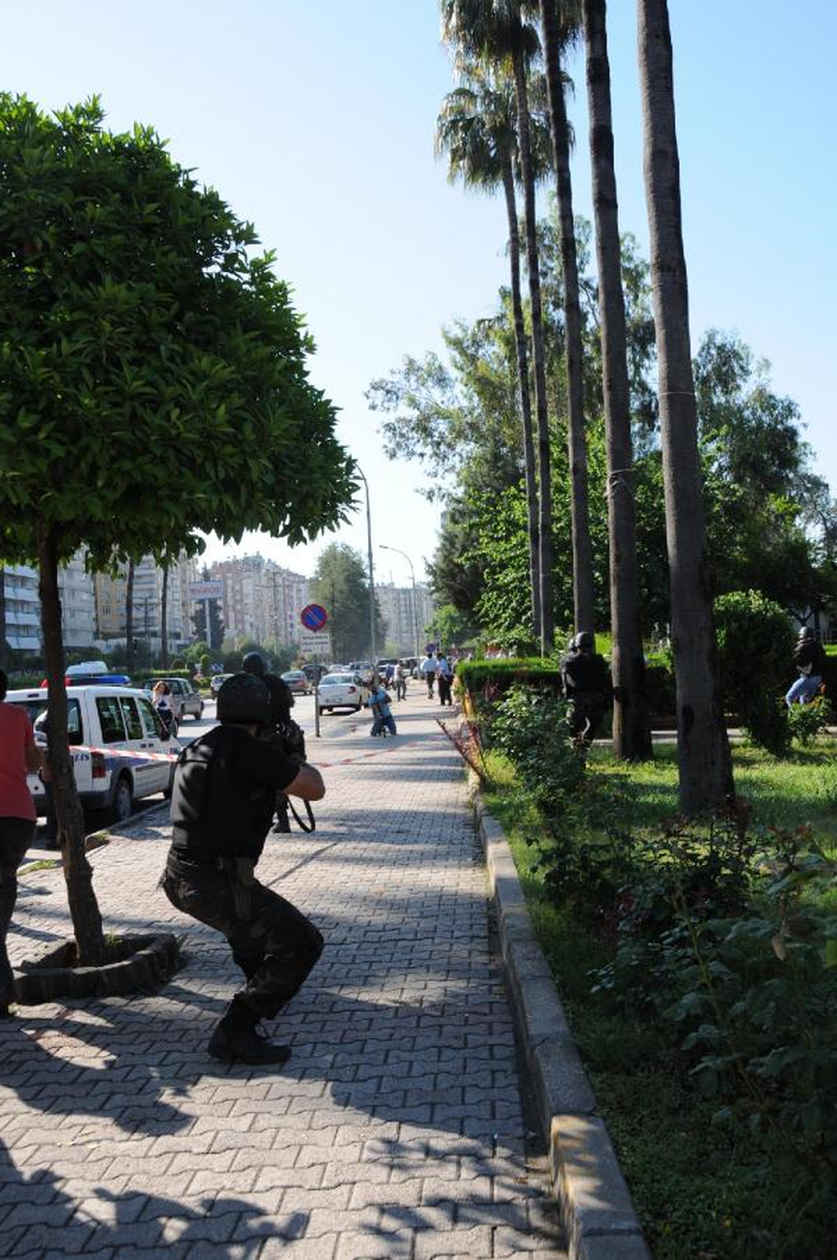 Valilik Bahçesinde İntihar Girişimini Polis Engelledi (2)