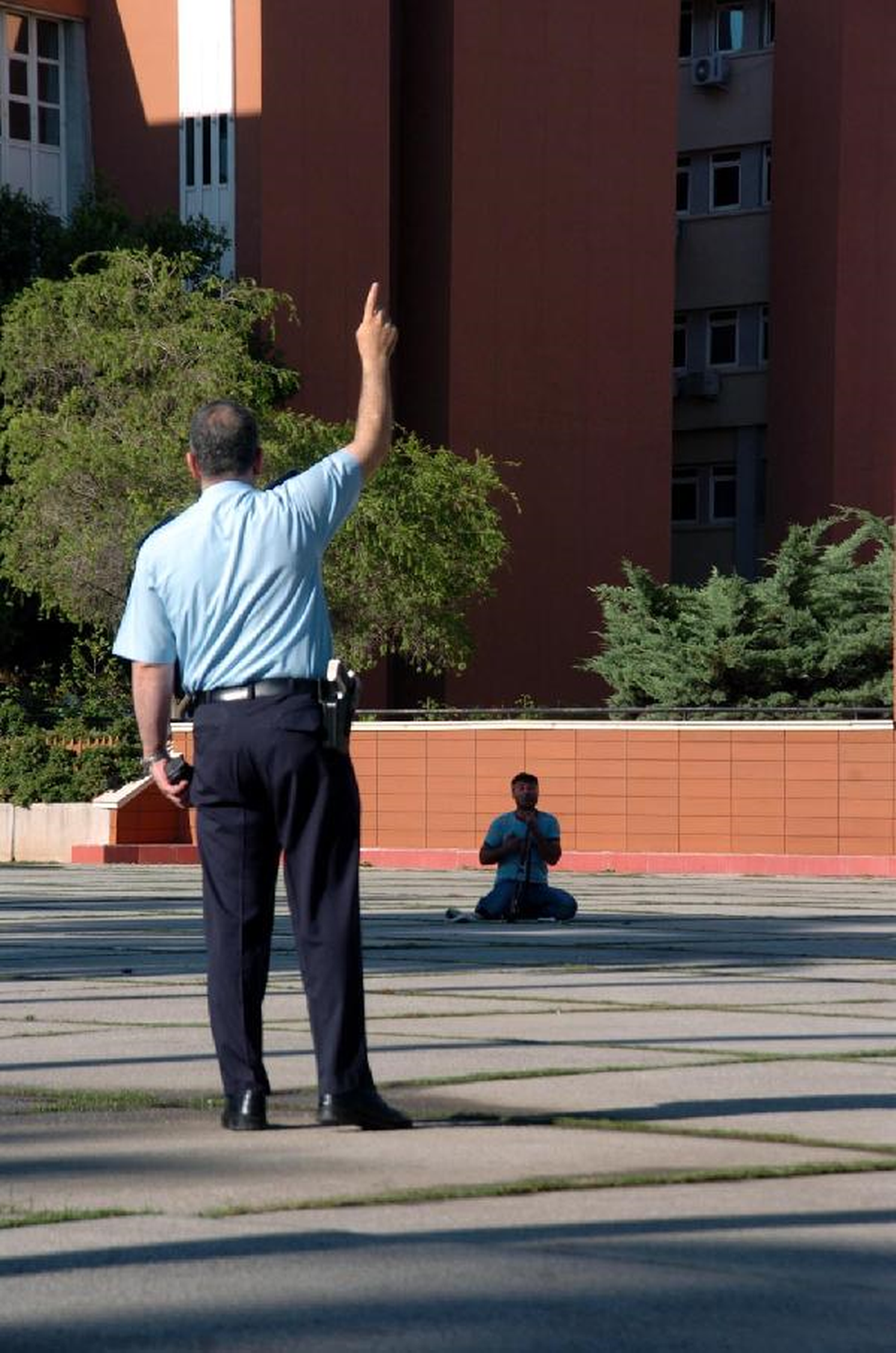 Valiliğin Önünde Başına Tüfek Dayadı