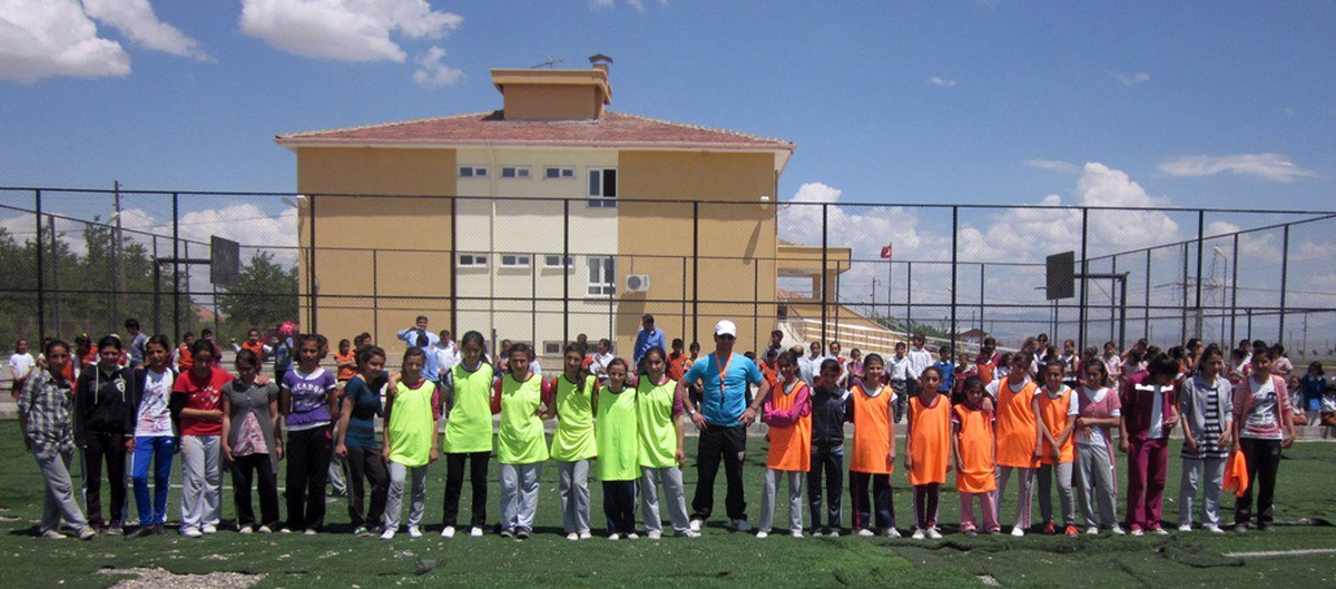 Yazıhan'da Futbol ve Hentbol Turnuvası Düzenlendi