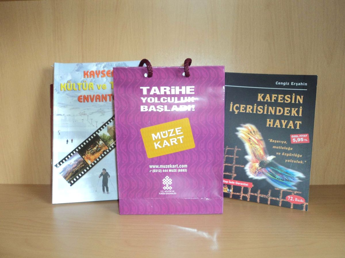 75.yıl İl Halk Kütüphanesi Müdürlüğü Kullanıcılarına Müzekart Hediye Etti