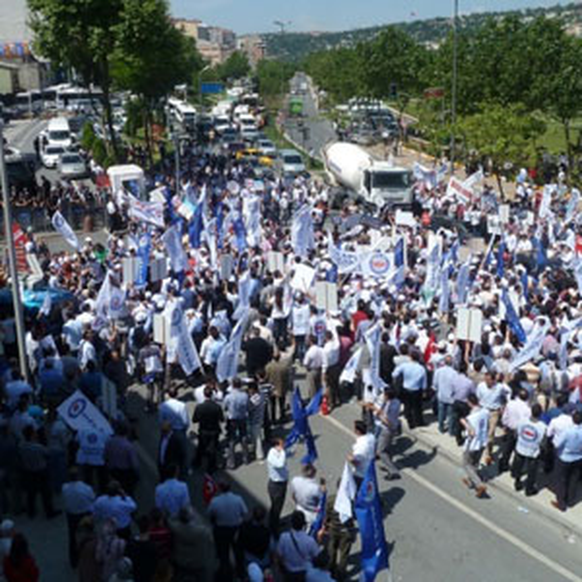 AK Parti İl Binası Önündeki Memur Eyleminde Gerginlik