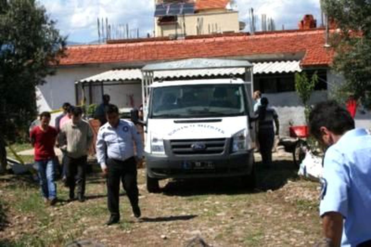 Annesi ile Kız Kardeşini Öldürdü