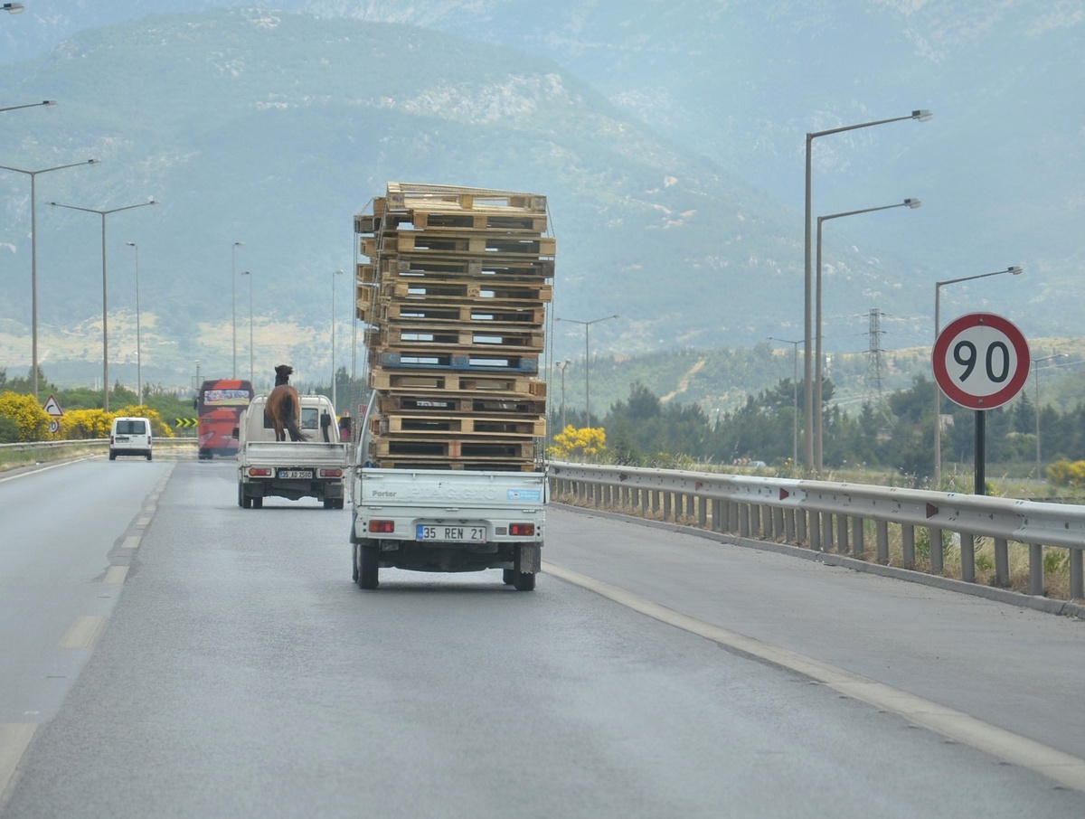 Aşırı Yüklü Kamyonet Tehlike Saçıyor