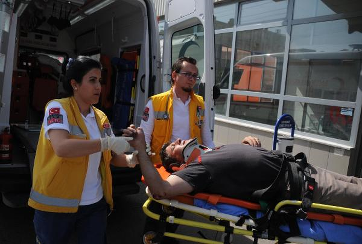 Atv ile Köprü Bariyerlerine Çarpan Sürücü Yaralandı