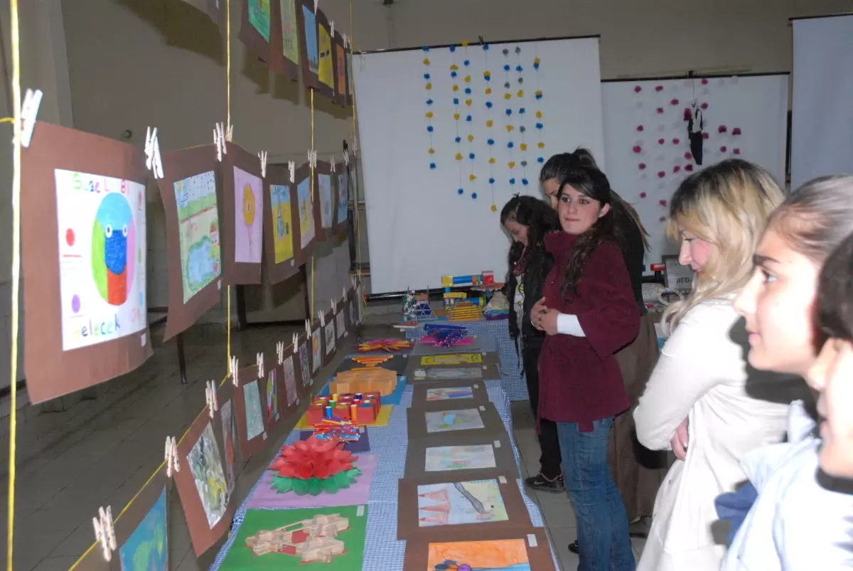 Başkale Atatürk İlköğretim Okulu Öğrencilerinden Sıra Gecesi