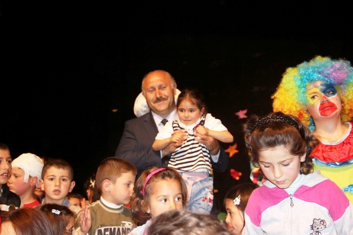 Bayburt Belediyesi'nden Minik Öğrencilere Yılsonu Şenliği