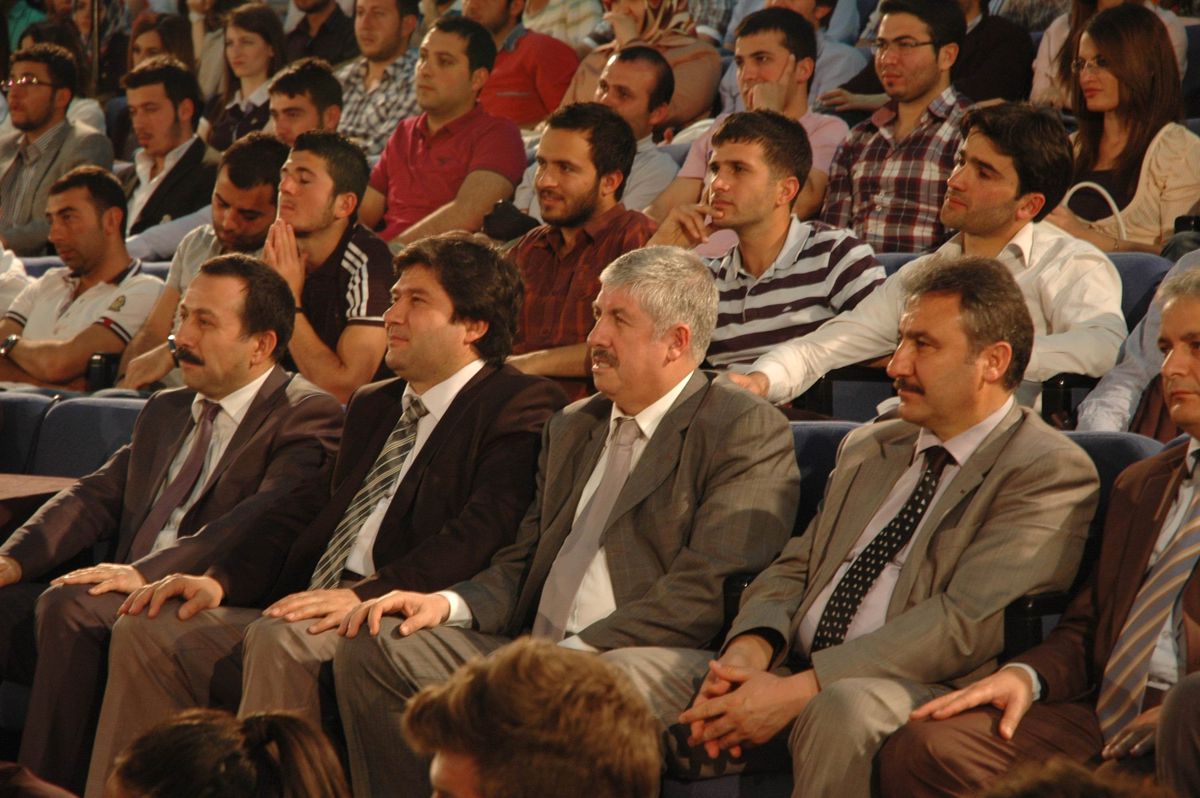 Burhan Kuzu, Öğrencilere Yumurta Şeklinde Çikolata Attı
