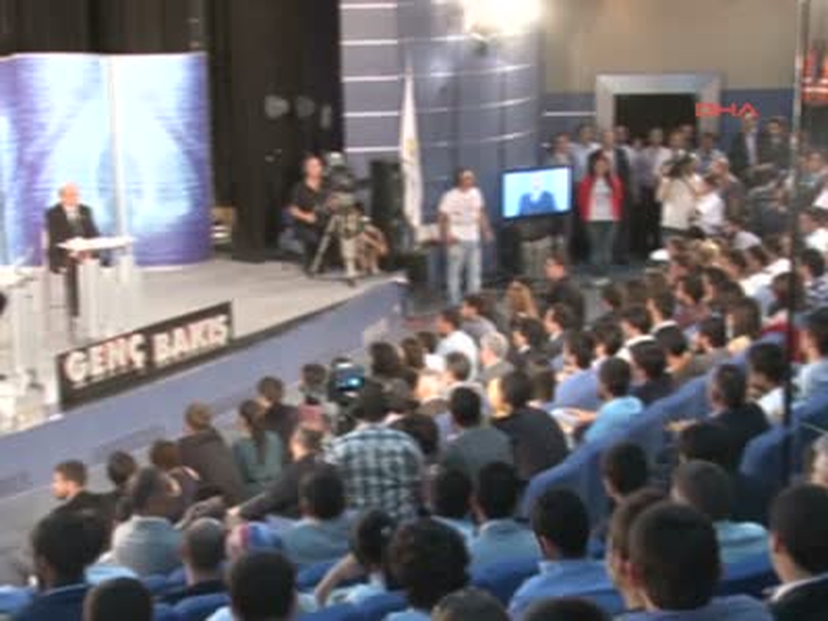 Burhan Kuzu, Üniversitede Öğrencilere Yumurta Attı
