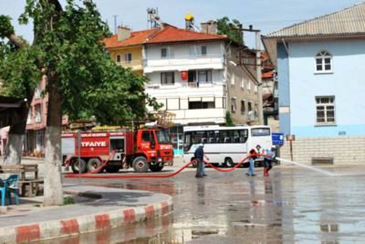 Caddeler Tazyikli Su ile Yıkanıyor