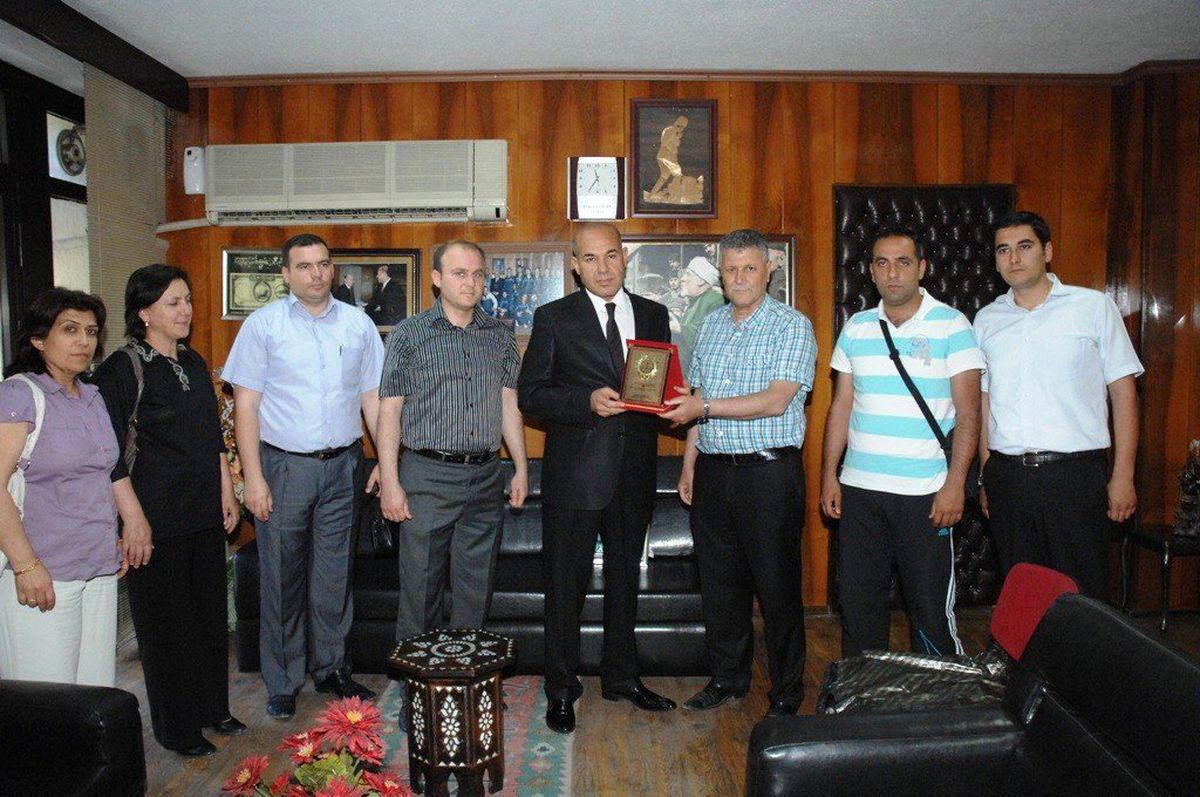 Ceyhan Belediye Başkanı Hüseyin Sözlü'ye Eğitime Katkı Plaketi Verildi
