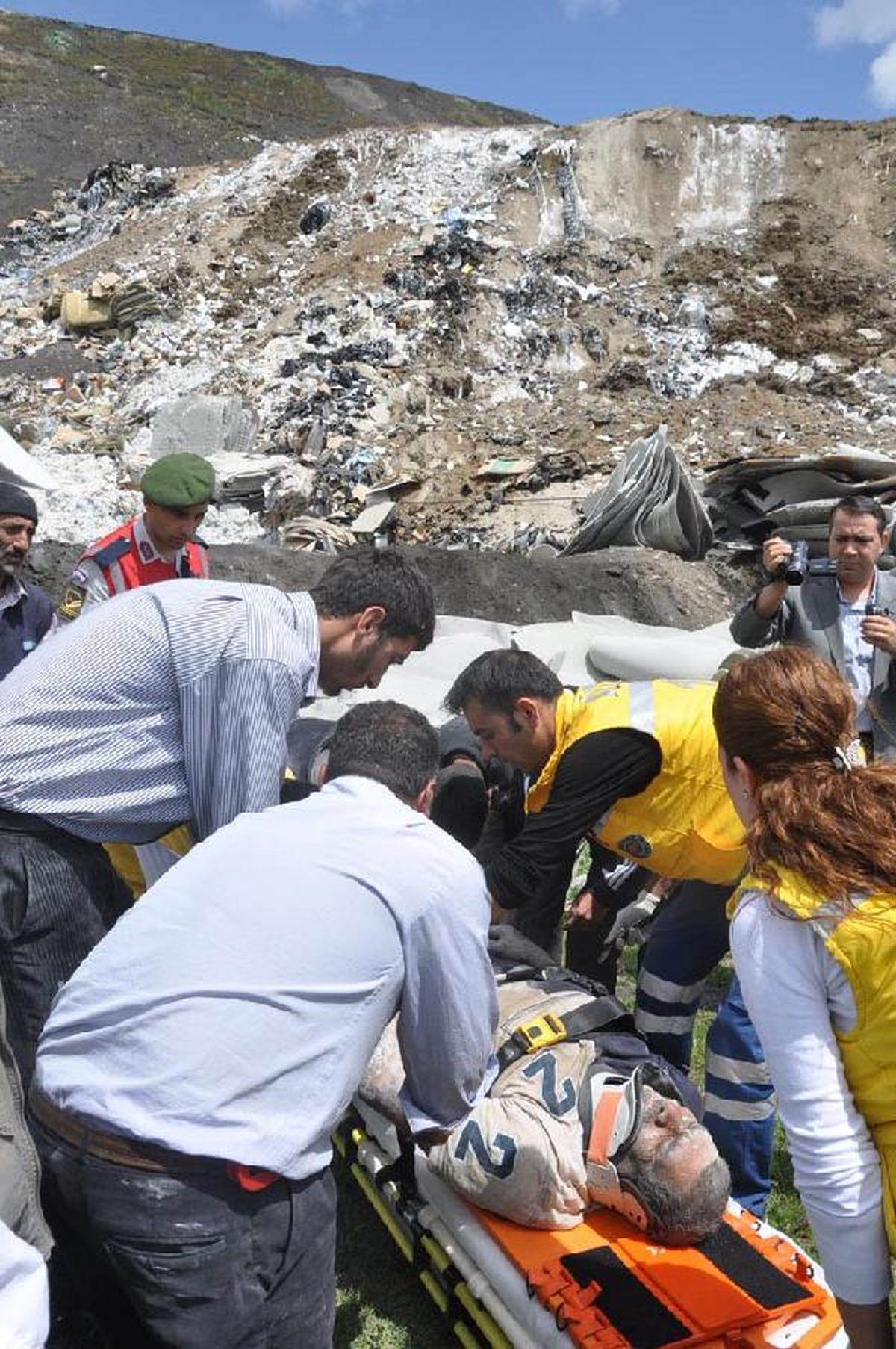 Çöplükte Göçük Altında Kalan Hurdacıyı İtfaiyeciler Kurtardı