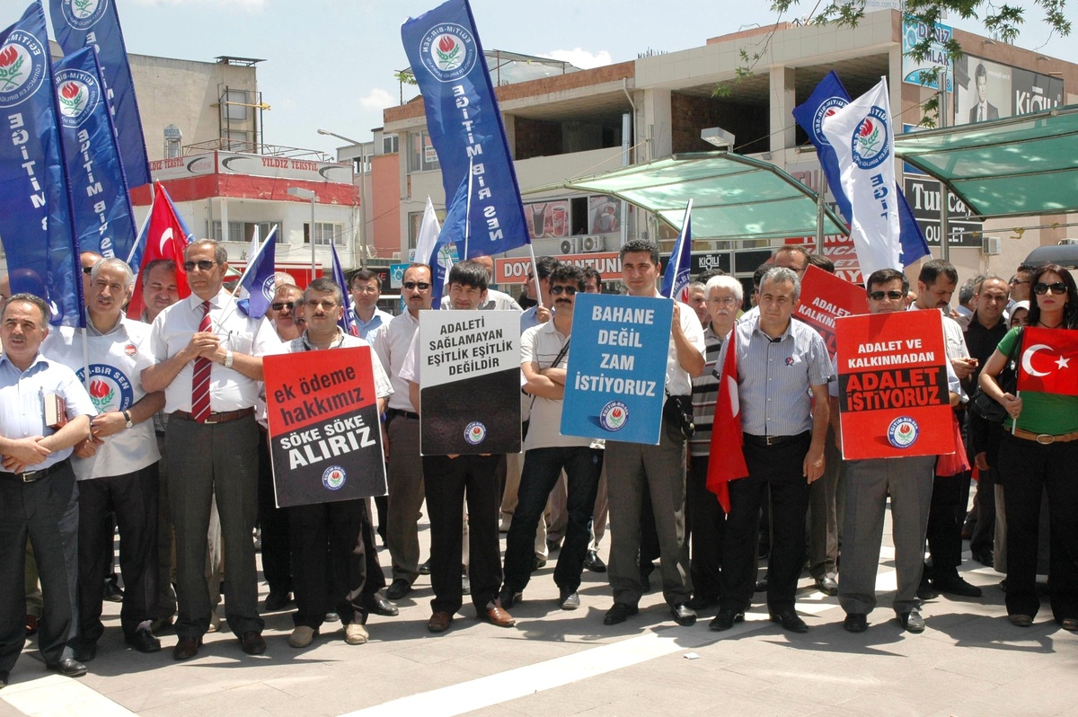 Derse Girmeyen Öğretmenler Halay Çekip Oynadı
