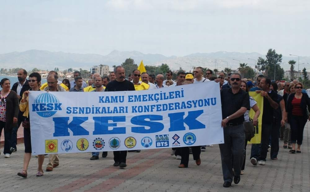Dikili\'de Yapılan Genel Grevde Yürüyüş Yapıldı, Halay Çekildi, Tiyatro Oyunu Oynandı