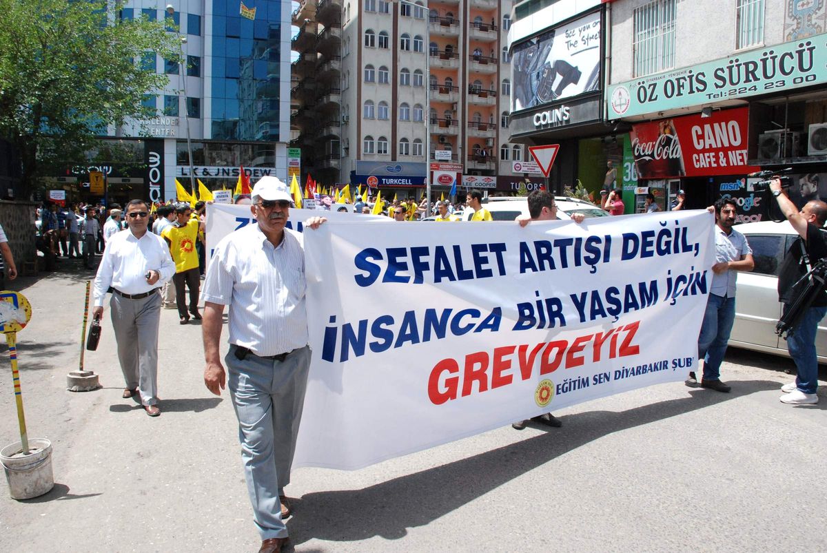 Diyarbakır\'da Memurlar İş Bıraktı