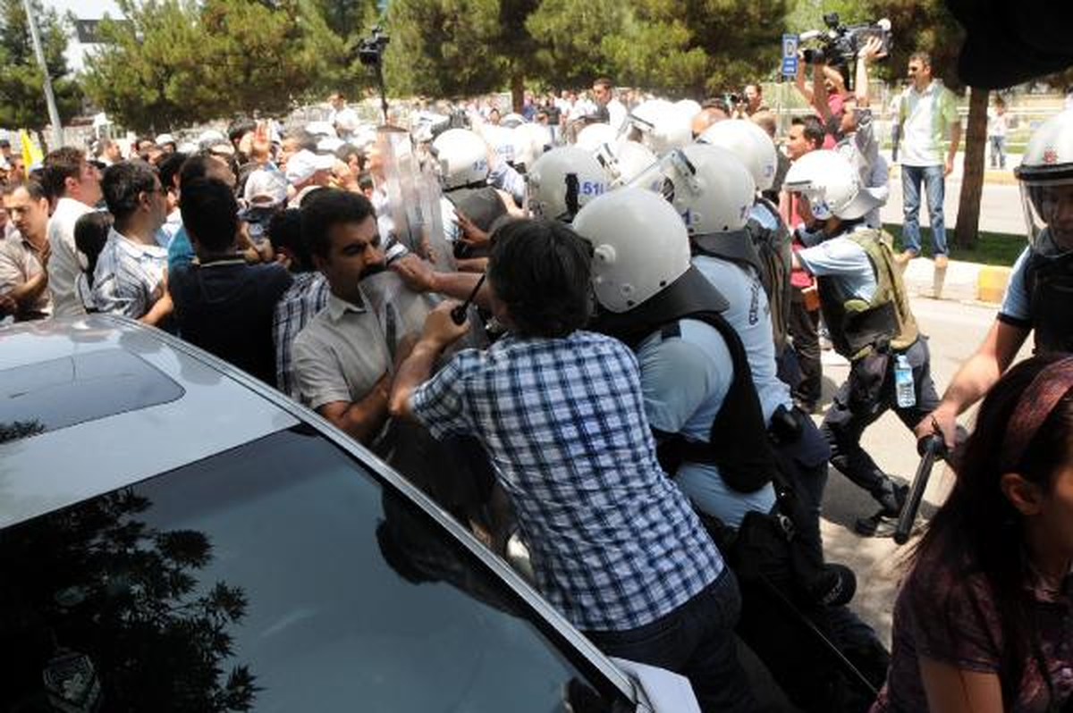 Diyarbakır\'daki Memur Eylemine Polis Müdahalesi