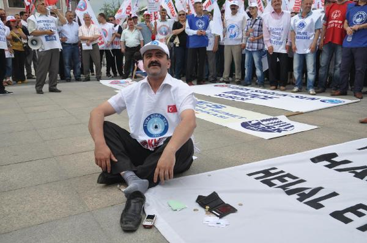 Düzce\'de Bin Memur Hükümeti Protesto Etti