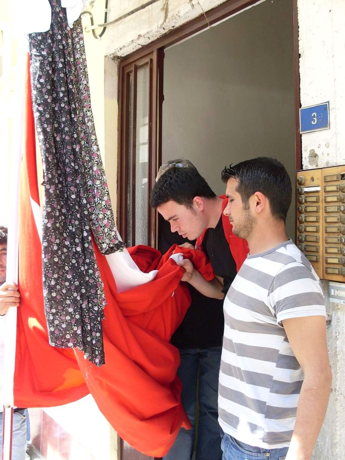 Edremit\'te Asker Adayları Havalara Atılarak Uğurlanıyor