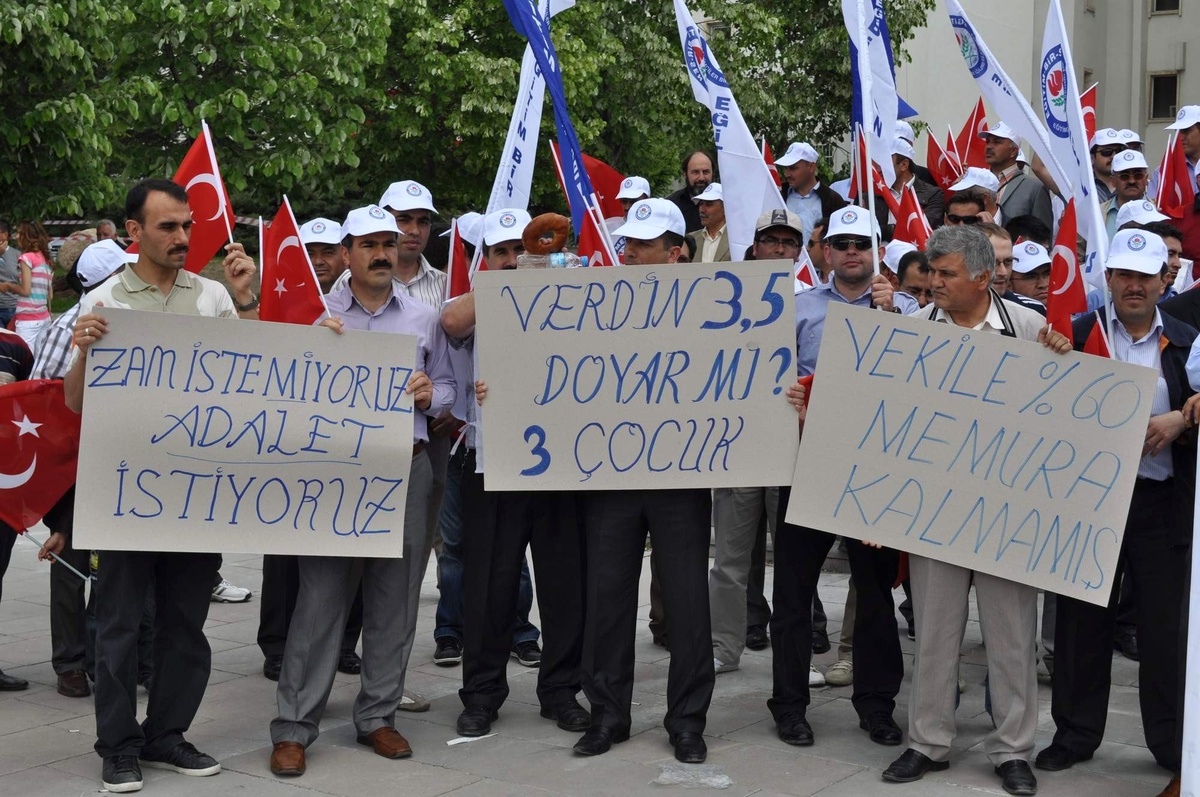 Eğitim Bir-Sen Üyeleri Hükümeti Protesto Etti